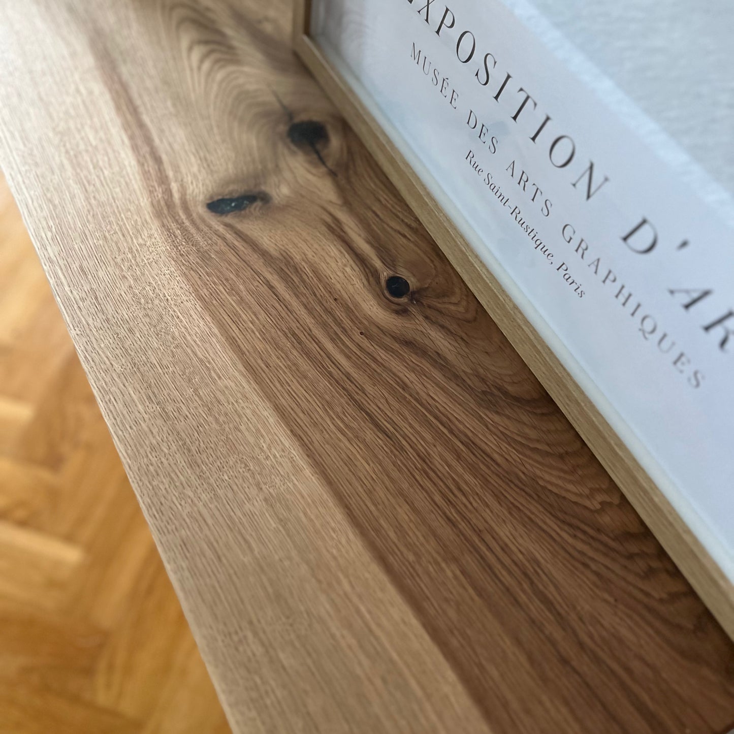 Tillverkad i massivt trä och ytbehandlad för lång livslängd. Med rätt finish blir Ingvar en möbel som åldras med värdighet och bara blir vackrare med tiden.