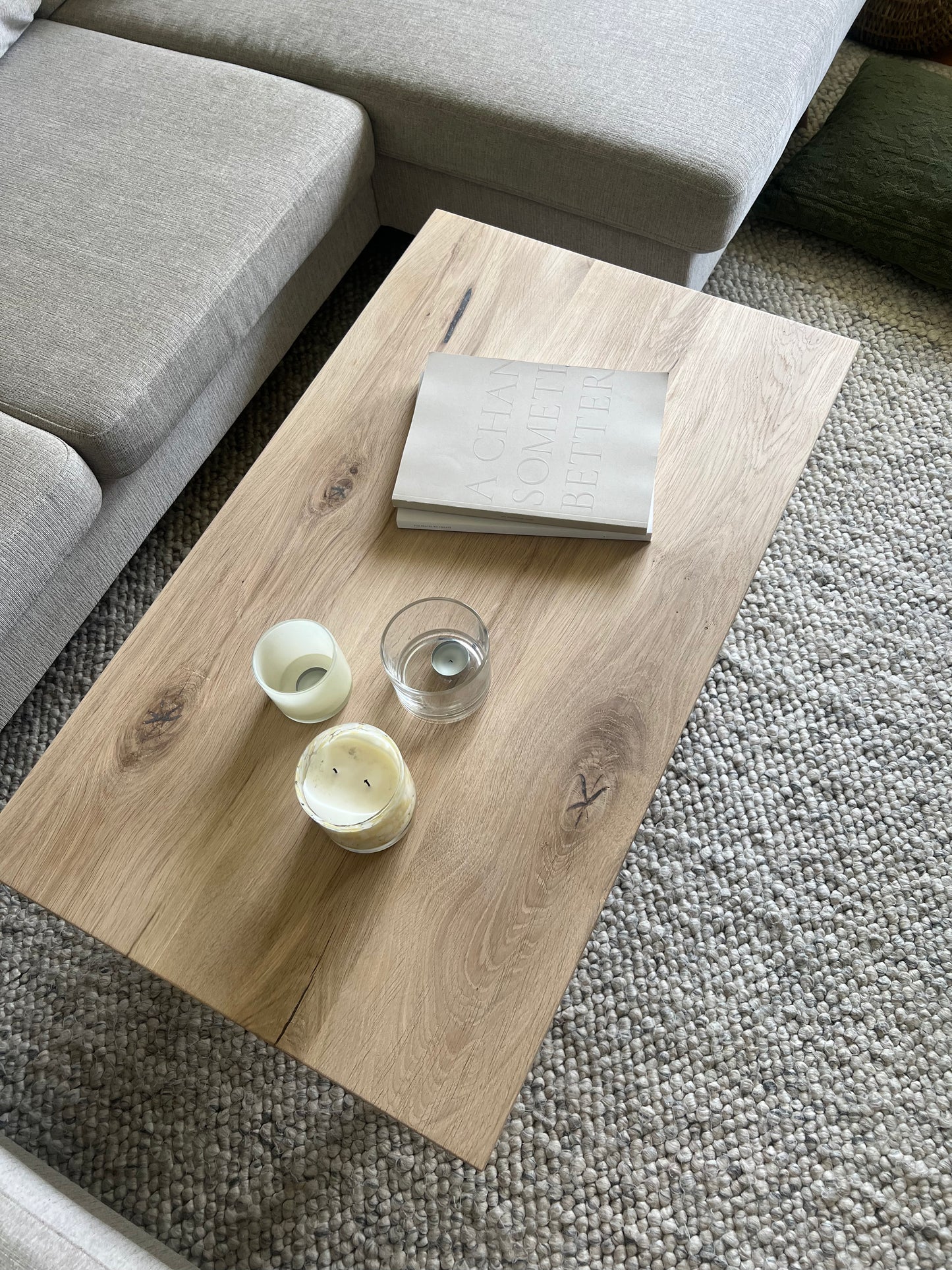 Bordsskiva i massiv ek på Ekhamn soffbord med naturlig ådring