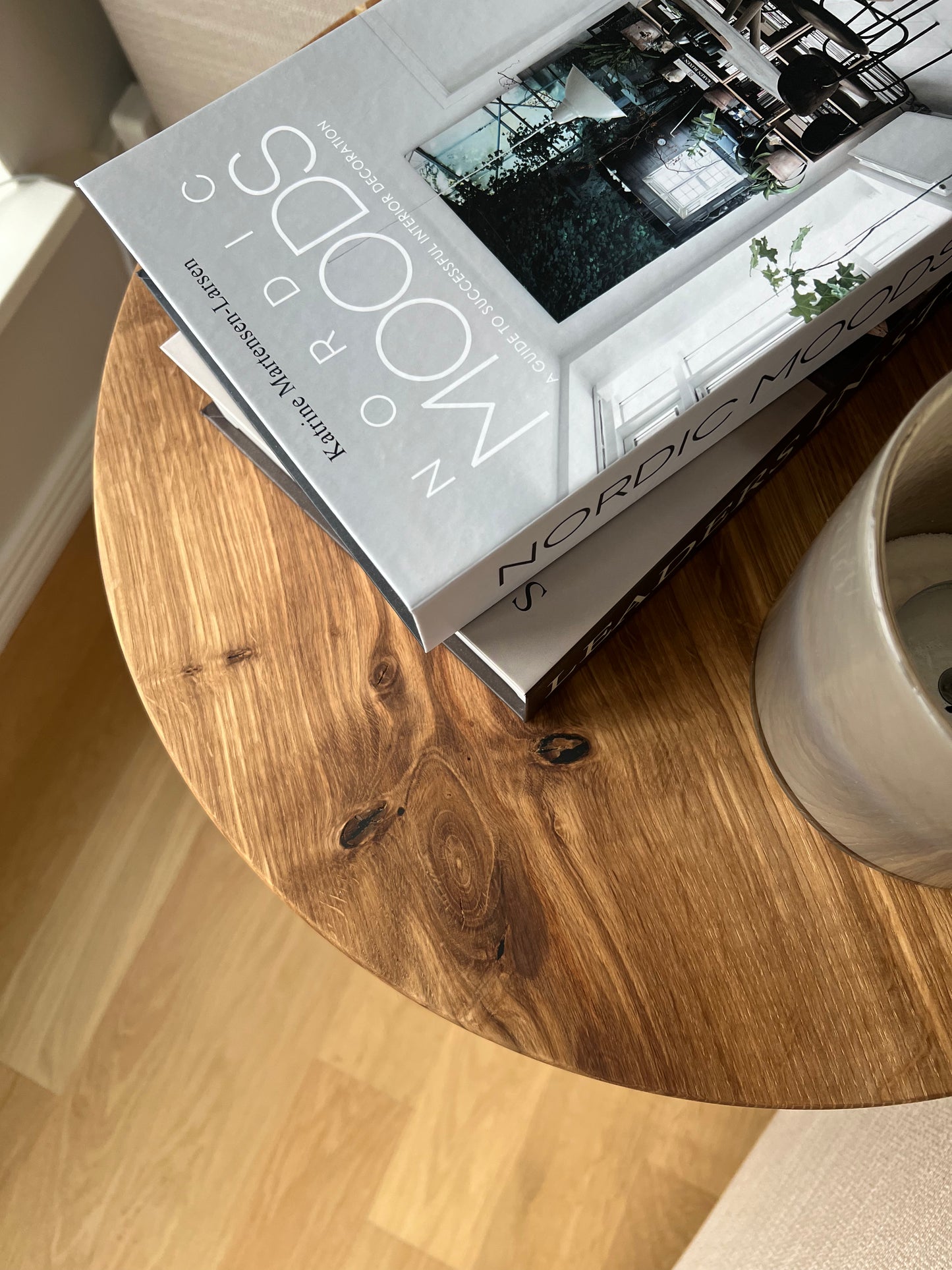 Sidobord Klint i massiv ek, med stilren design och vacker träådring som ger en naturlig och tidlös känsla