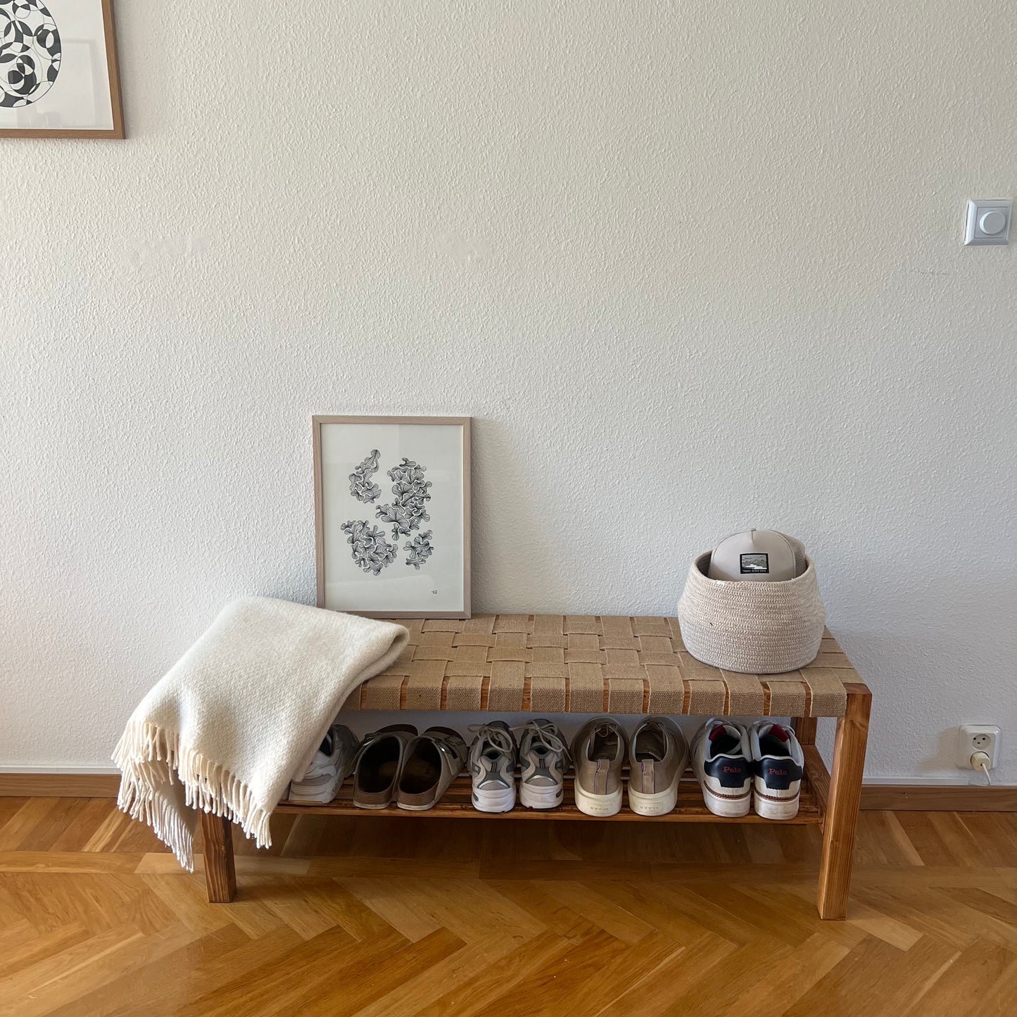 Skohylla Edda i gran som har betsats för en varm ton, med enkel och praktisk design för förvaring av skor.