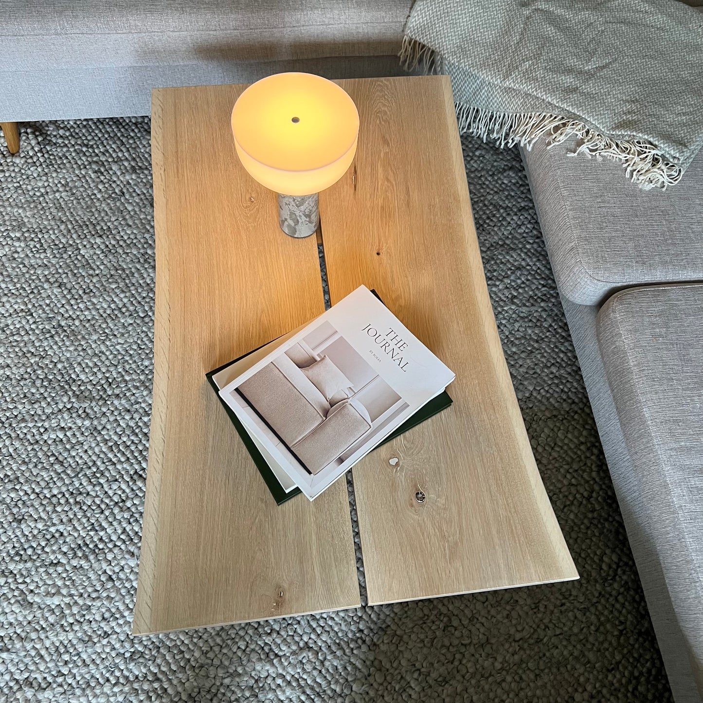 Soffbordet Björvik i massiv ek, med stilren design och synlig träådring som ger en naturlig och tidlös känsla.