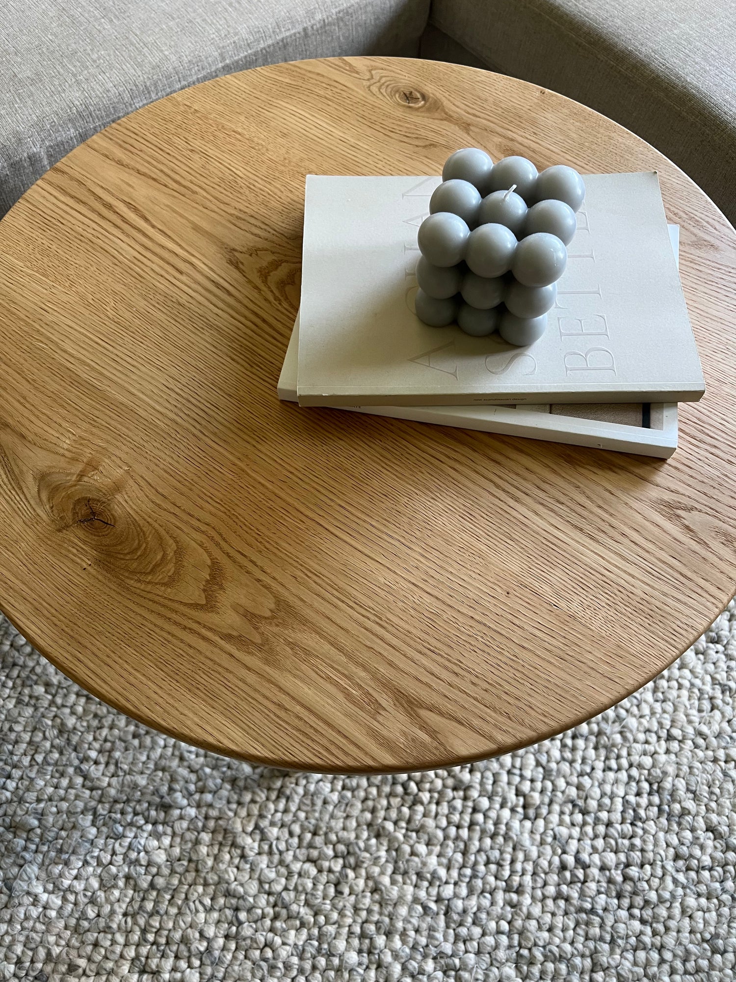 Närbild på bordsskivan av ett runt soffbord i massiv ek, behandlad med hårdvaxolja från Osmo för att framhäva träets naturliga ådring och ge en hållbar finish.