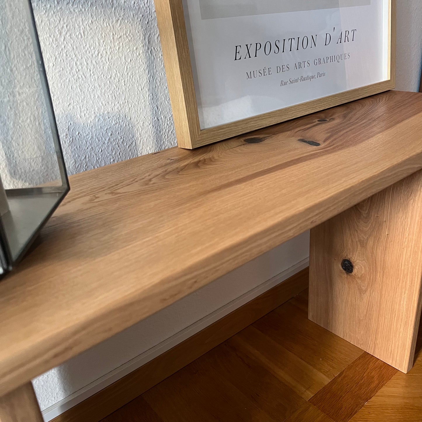 Varje detalj i Ingvar är noggrant genomtänkt. De rena linjerna och den släta ytan framhäver träets naturliga ådring och ger bänken ett tidlöst uttryck.