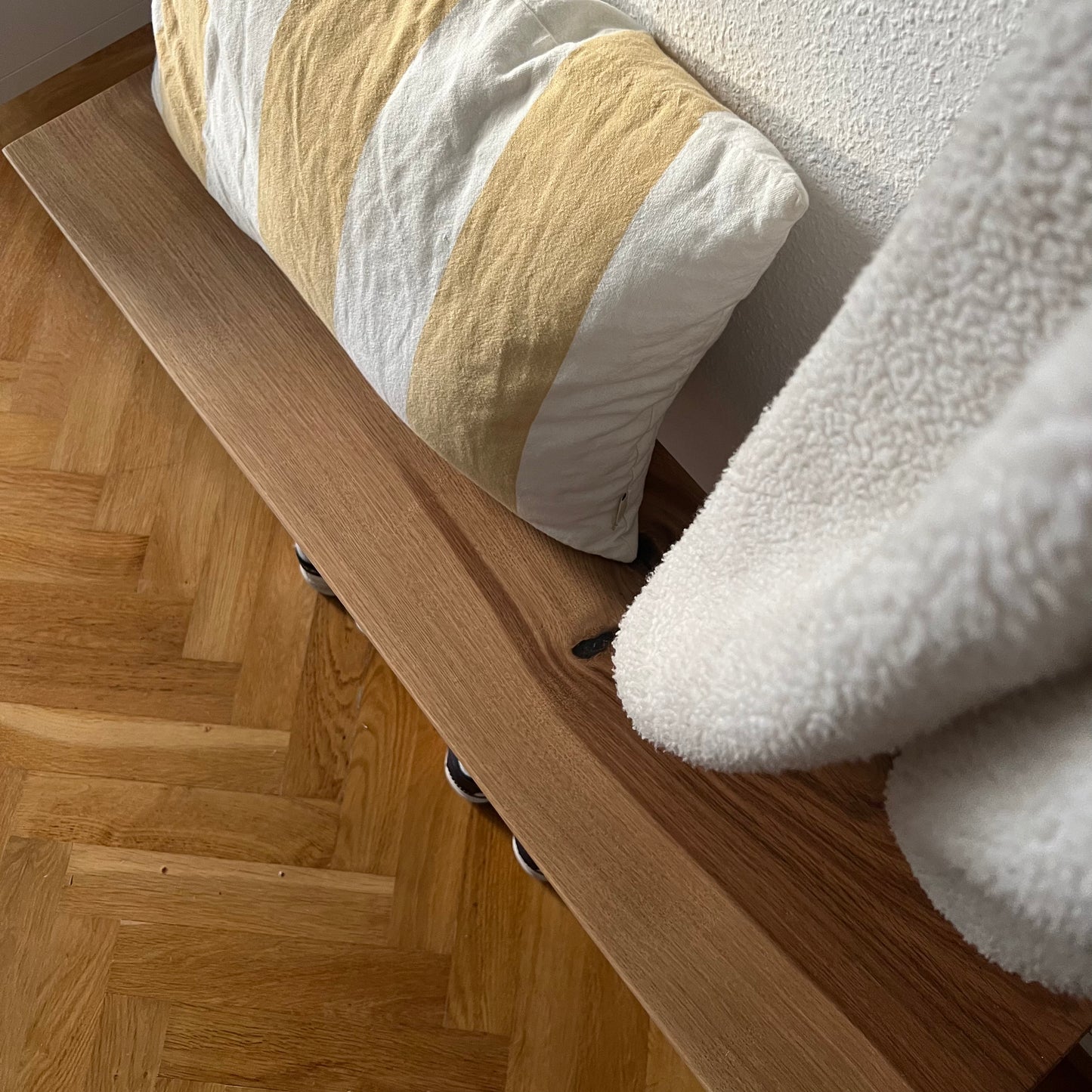 Ingvar passar lika bra i hallen som i vardagsrummet. En funktionell och vacker möbel som kombinerar hantverk, hållbarhet och skandinavisk design.