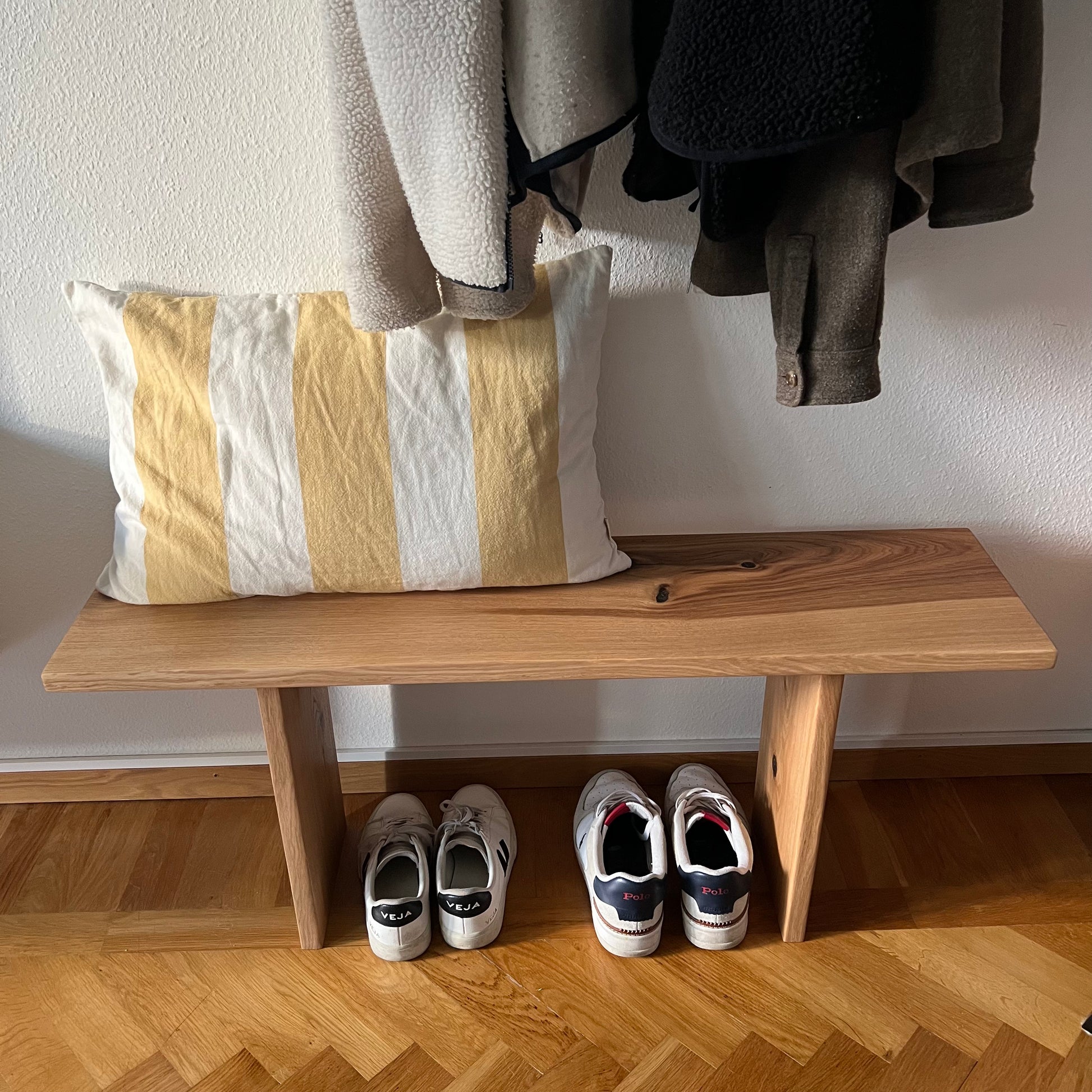 Ingvar – en sittbänk i modern, minimalistisk design tillverkad i massivt trä. Enkel i formen men rik på känsla – skapad för att lyfta varje rum med naturlig elegans.