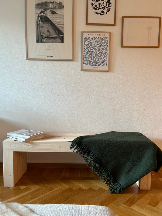 Bänken Nordvik i gran, med enkel och klassisk design som framhäver träets ljusa och naturliga karaktär.