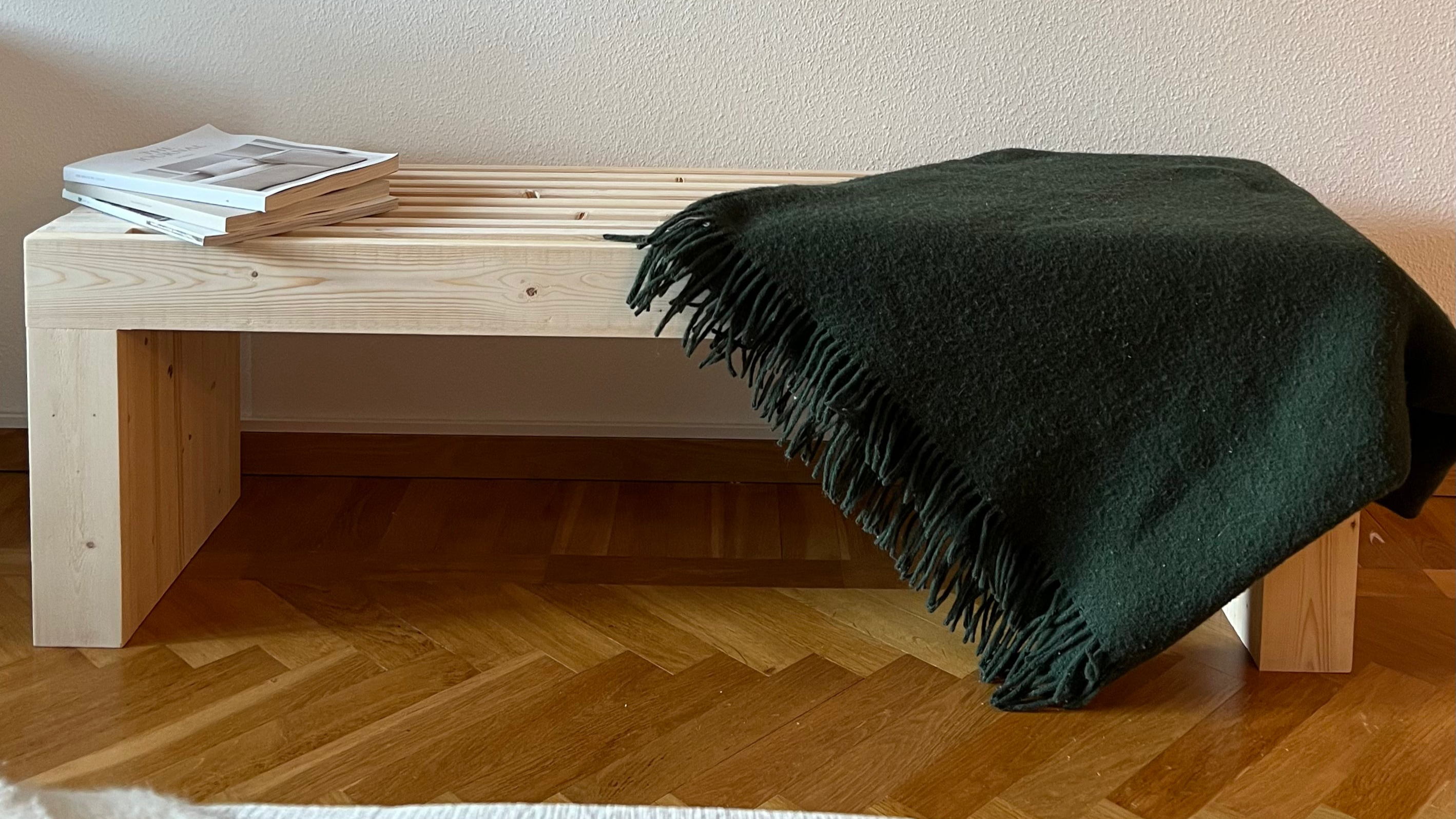 Bänken Nordvik i gran, med enkel och klassisk design som framhäver träets ljusa och naturliga karaktär.