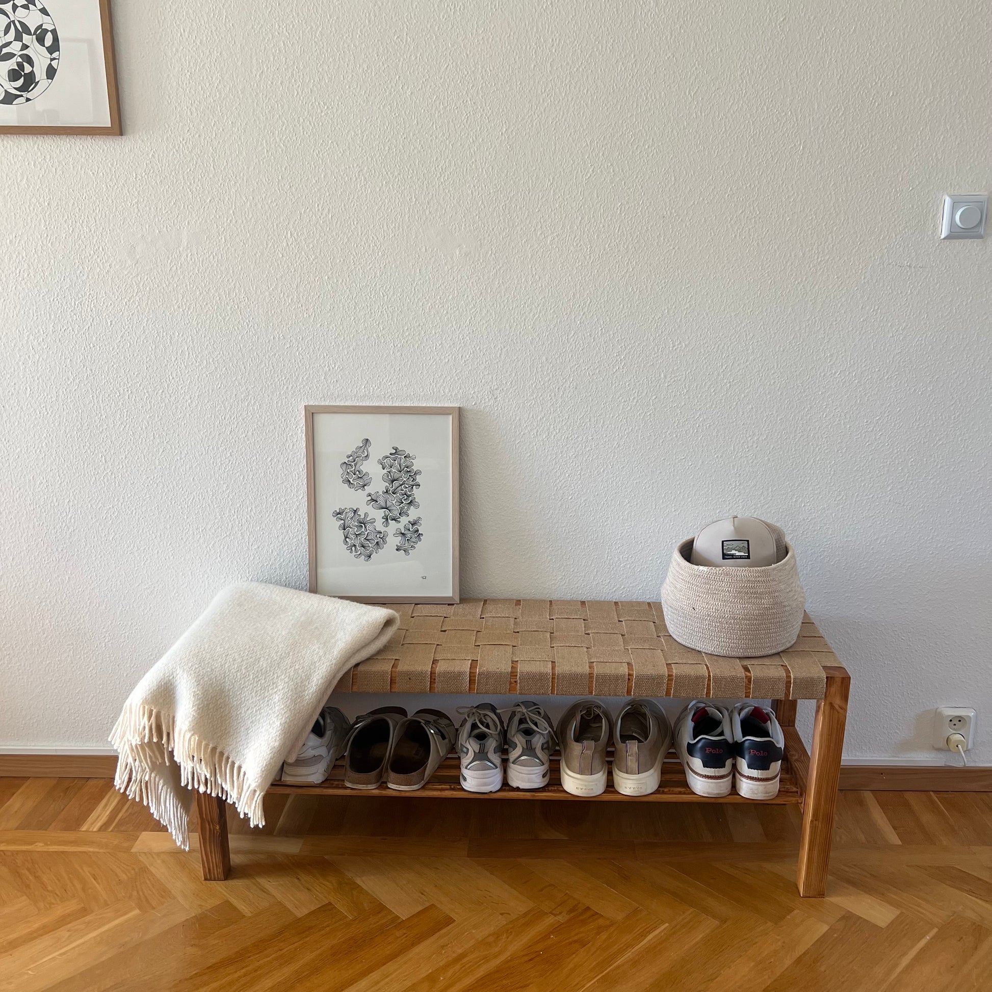 Edda skohylla med sittplats och skoförvaring placerad i hall