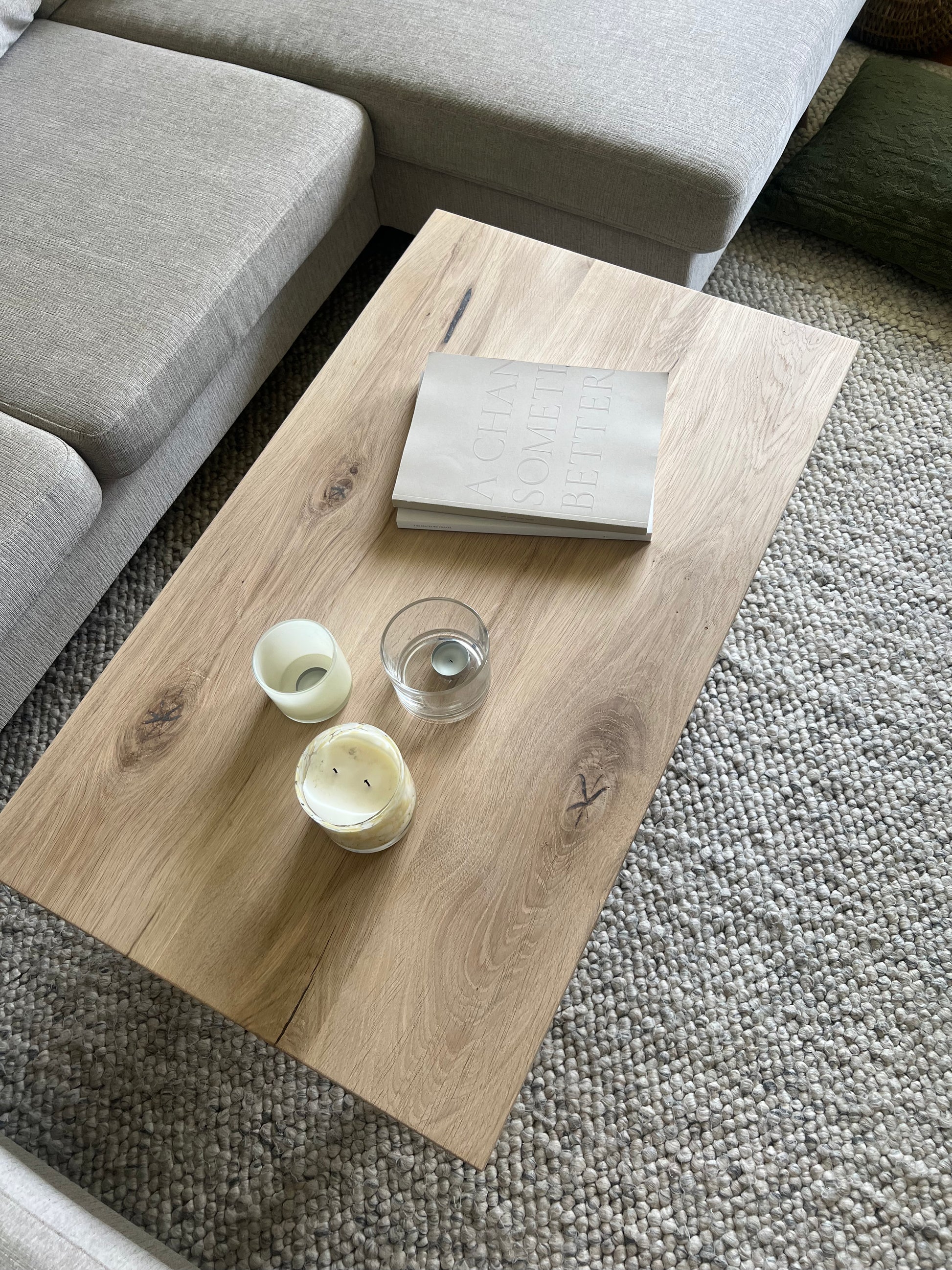 Bordsskiva i massiv ek på Ekhamn soffbord med naturlig ådring