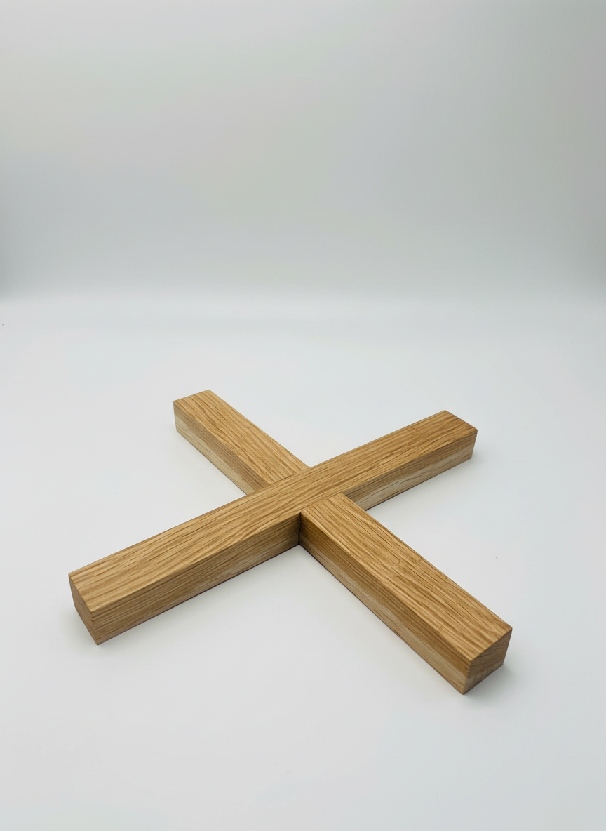 Grytunderlägg i massiv ek, fotograferat framifrån, med varm träton och handgjord känsla.