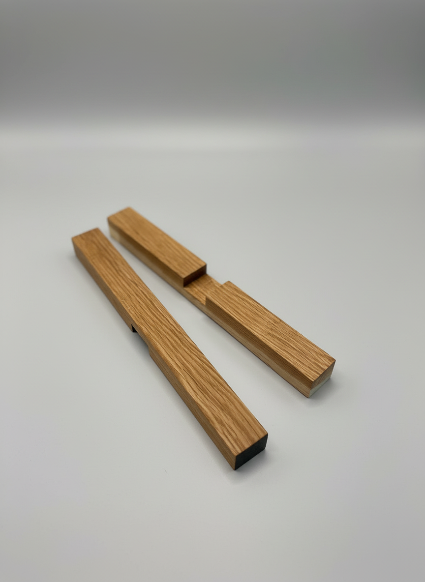 Närbild på grytunderlägg i massiv ek som framhäver träets naturliga ådring och den fina finishen.