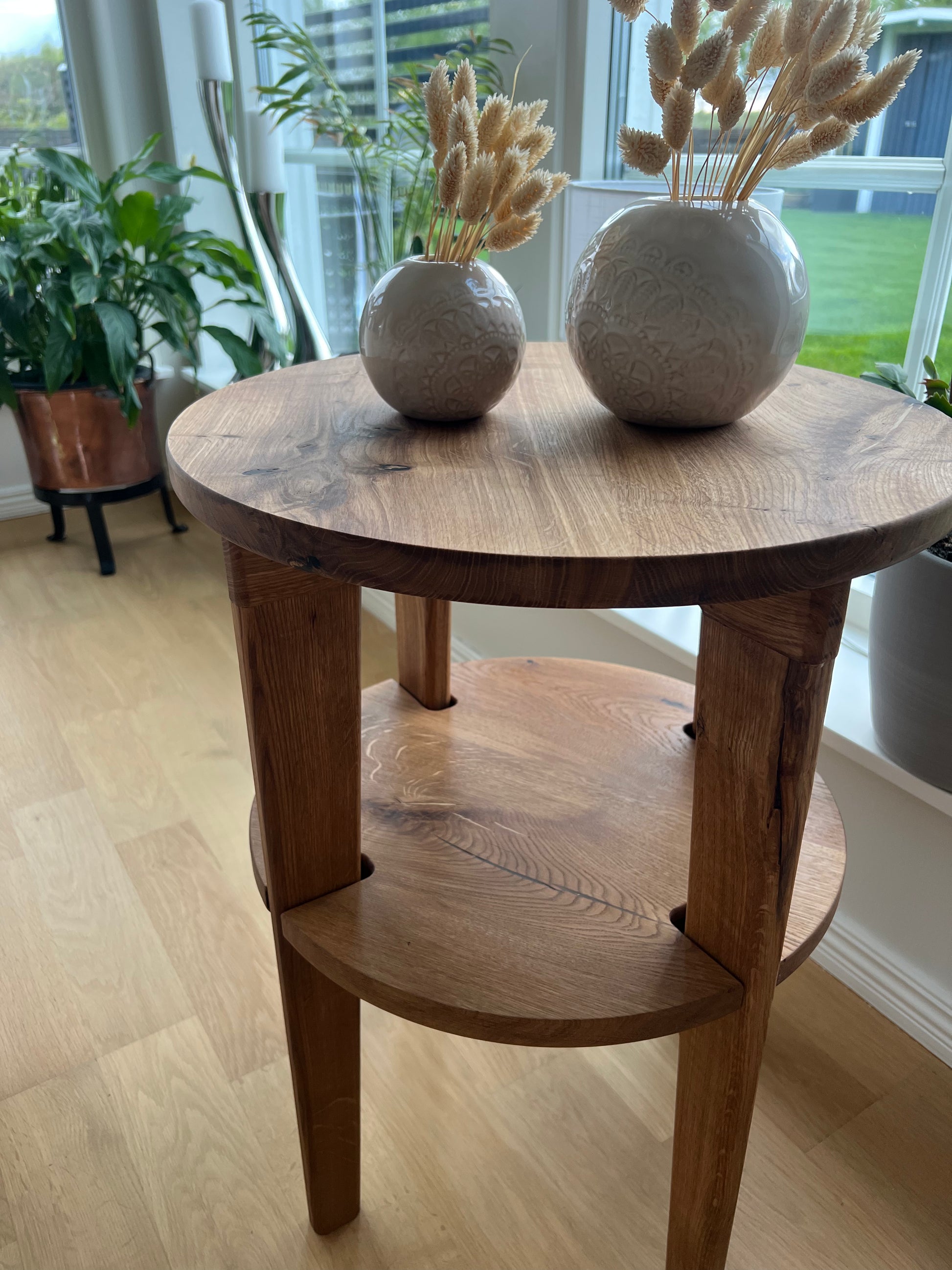 Klint sidobord i massiv ek placerat i hemmiljö