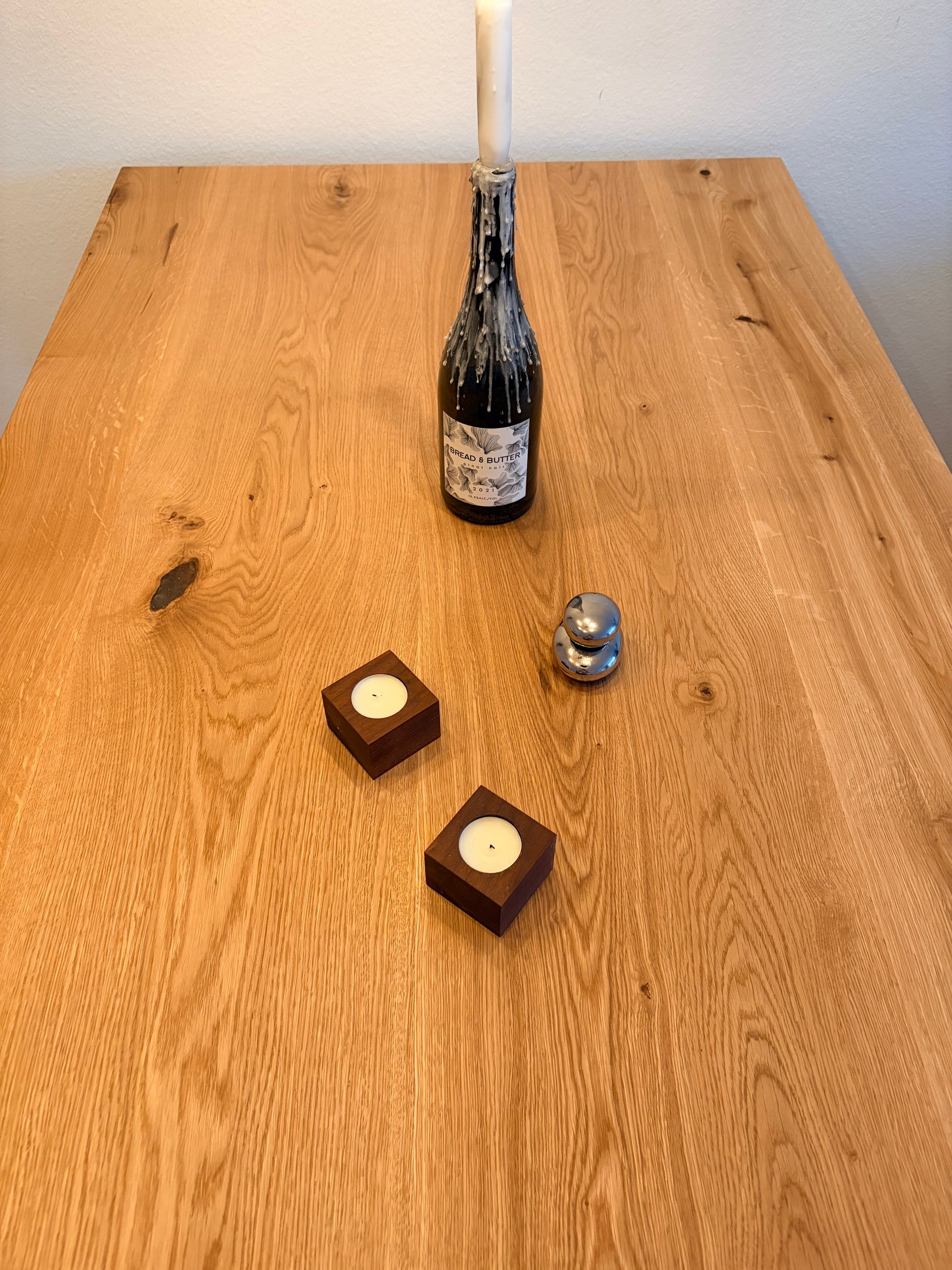 Detaljbild av bordsskiva i massiv ek med naturlig ådring och slät yta