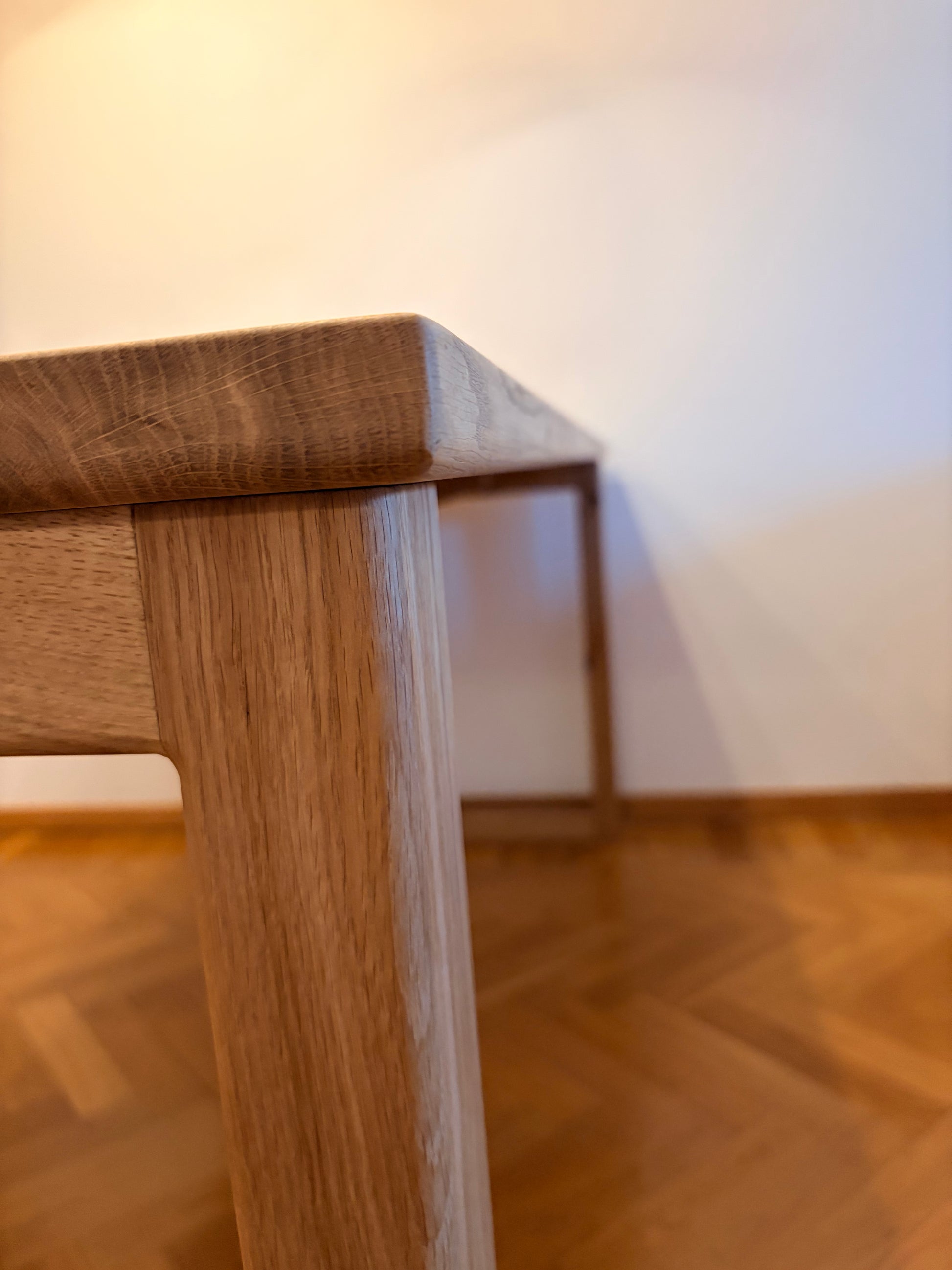 Detaljbild på bordsben i massiv ek med noggrant bearbetad finish