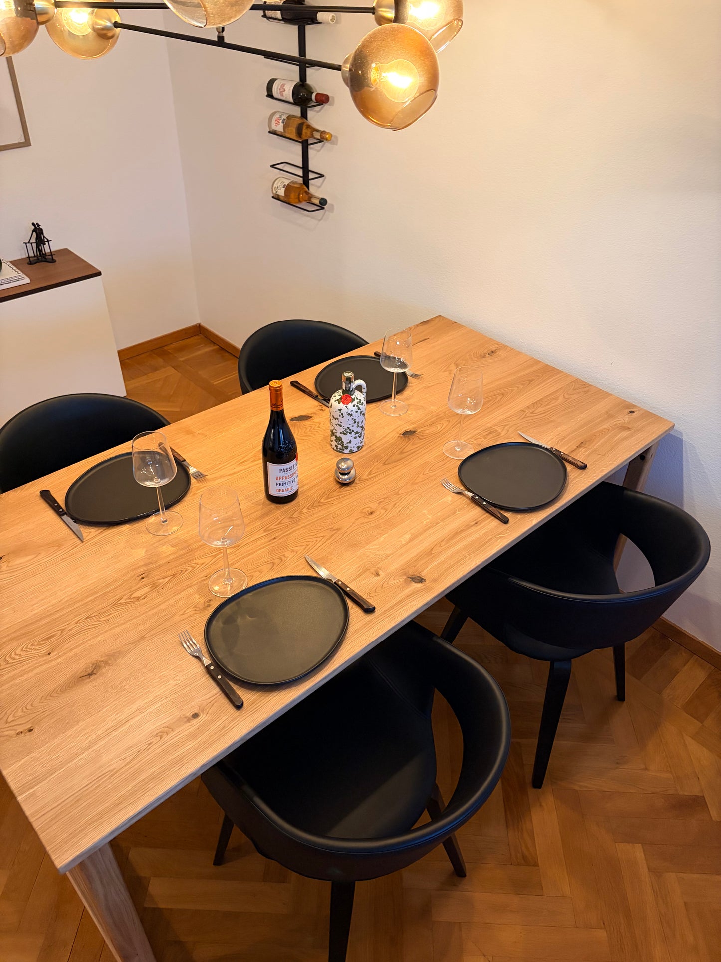 Dukat massivt matbord 180 cm med plats för 6–8 personer