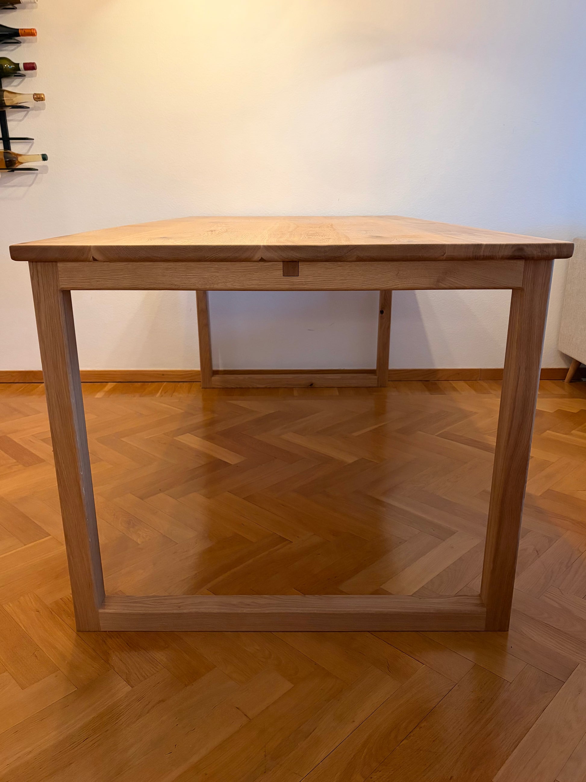 Sidovy av massivt matbord med minimalistisk nordisk formgivning