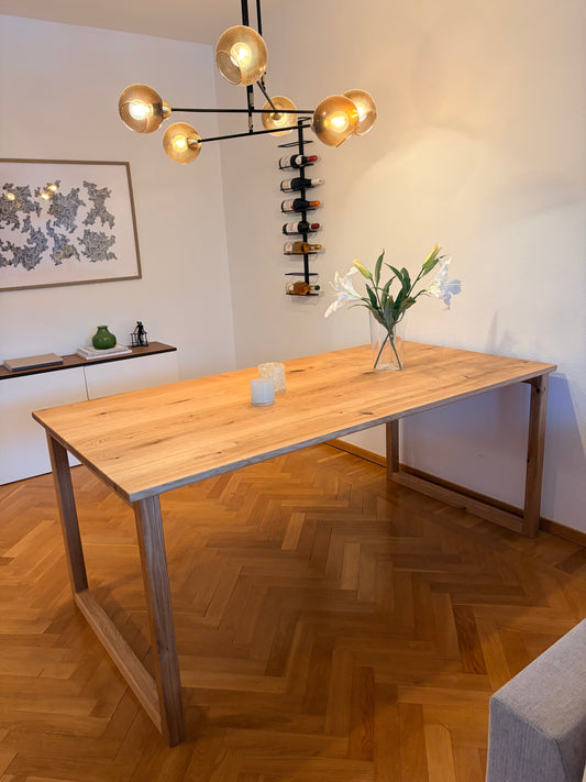 NOMA matbord i massiv ek placerat i matsal