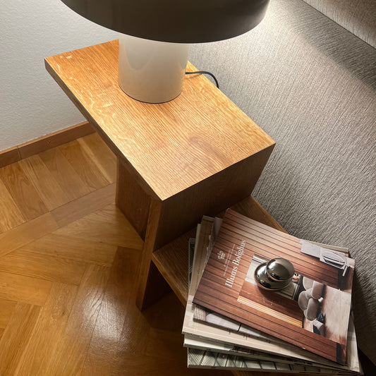 Sidobord Långvik i massiv ek, fotograferat snett från ovan, visar de två nivåerna/avsatserna och de robusta benen.