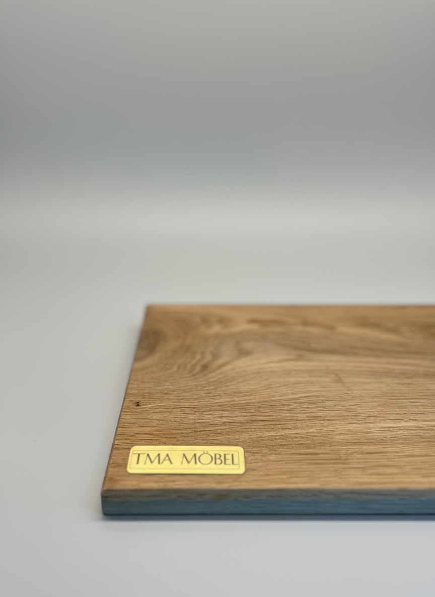 Detalj på skärbräda i massiv ek med TMA Möbel märkning