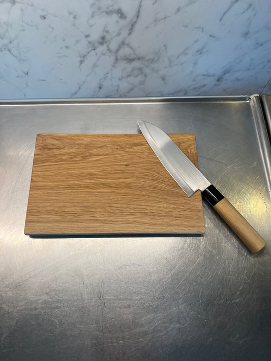 Skärbräda i massiv ek med slät yta och naturlig trästruktur, perfekt för köksbruk och servering.