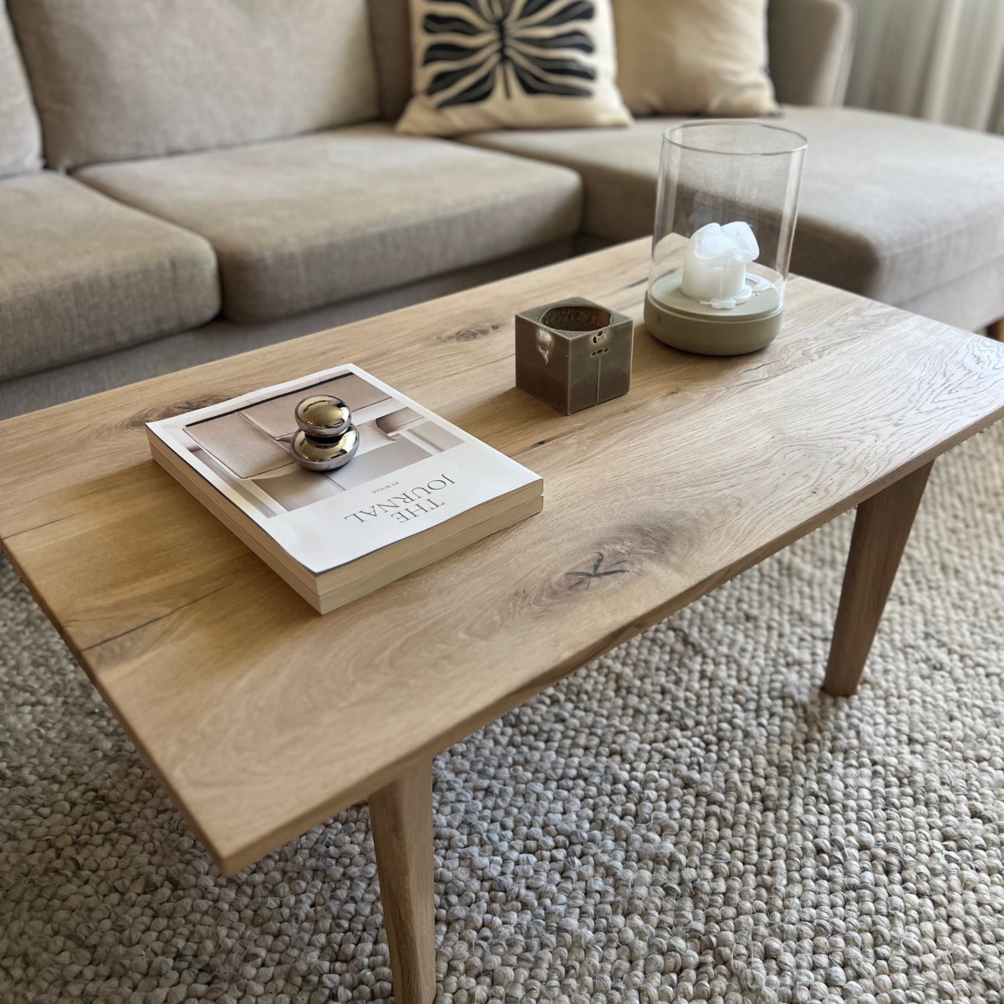 Soffbord Ekhamn i massiv ek, fotograferat framifrån, med stilren design och tydlig träådring.