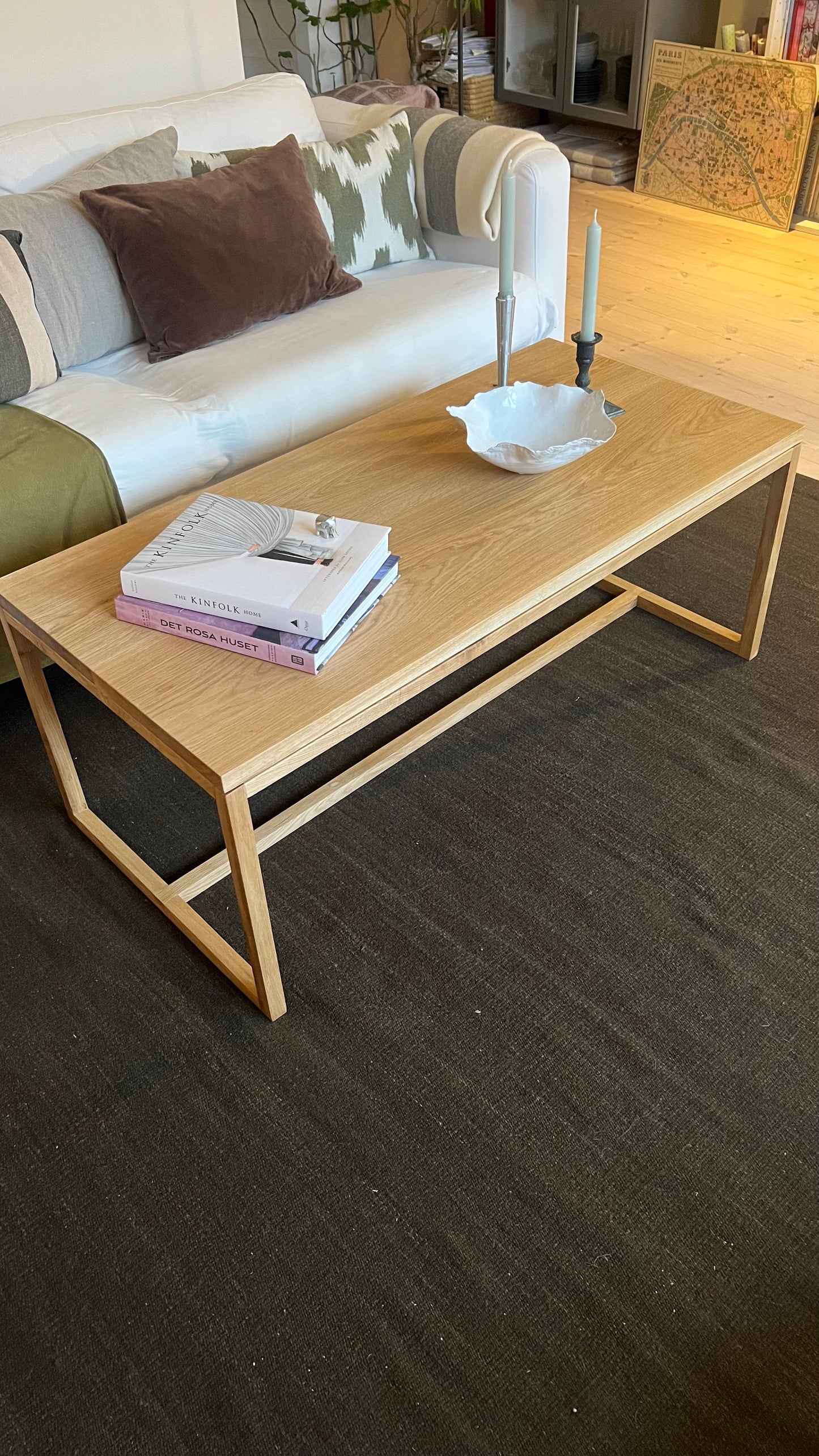 Soffbord Ekholm i massiv ek, fotograferat i helhet, med tidlös design och tydlig träådring som ger ett varmt och naturligt uttryck.