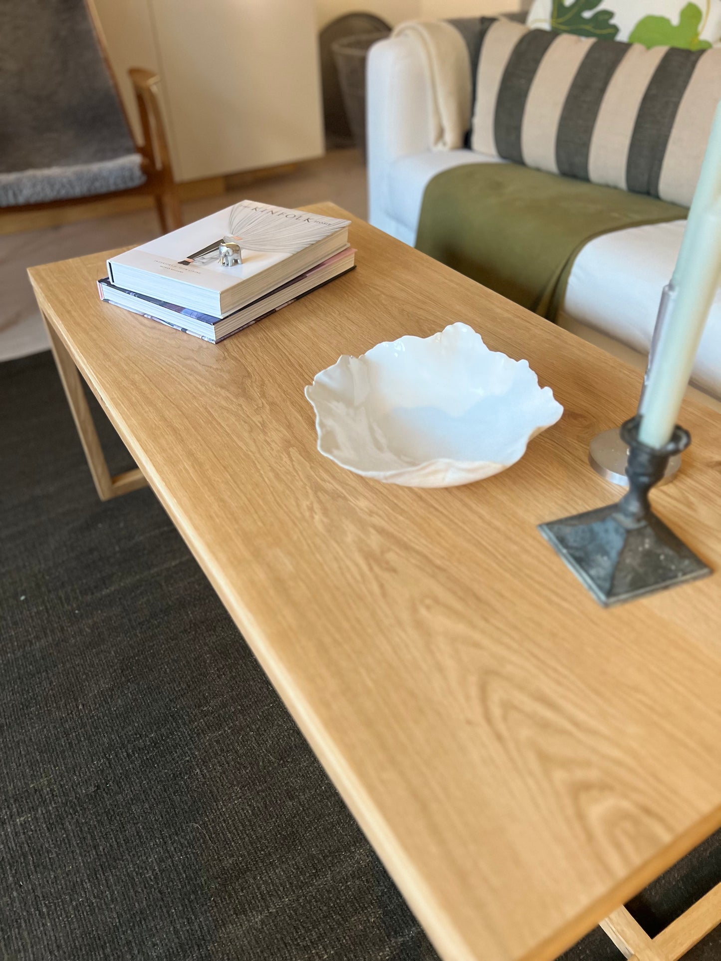 Soffbord Ekholm i massiv ek placerat i vardagsrumsmiljö, visar hur bordets naturliga material skapar en harmonisk helhet.