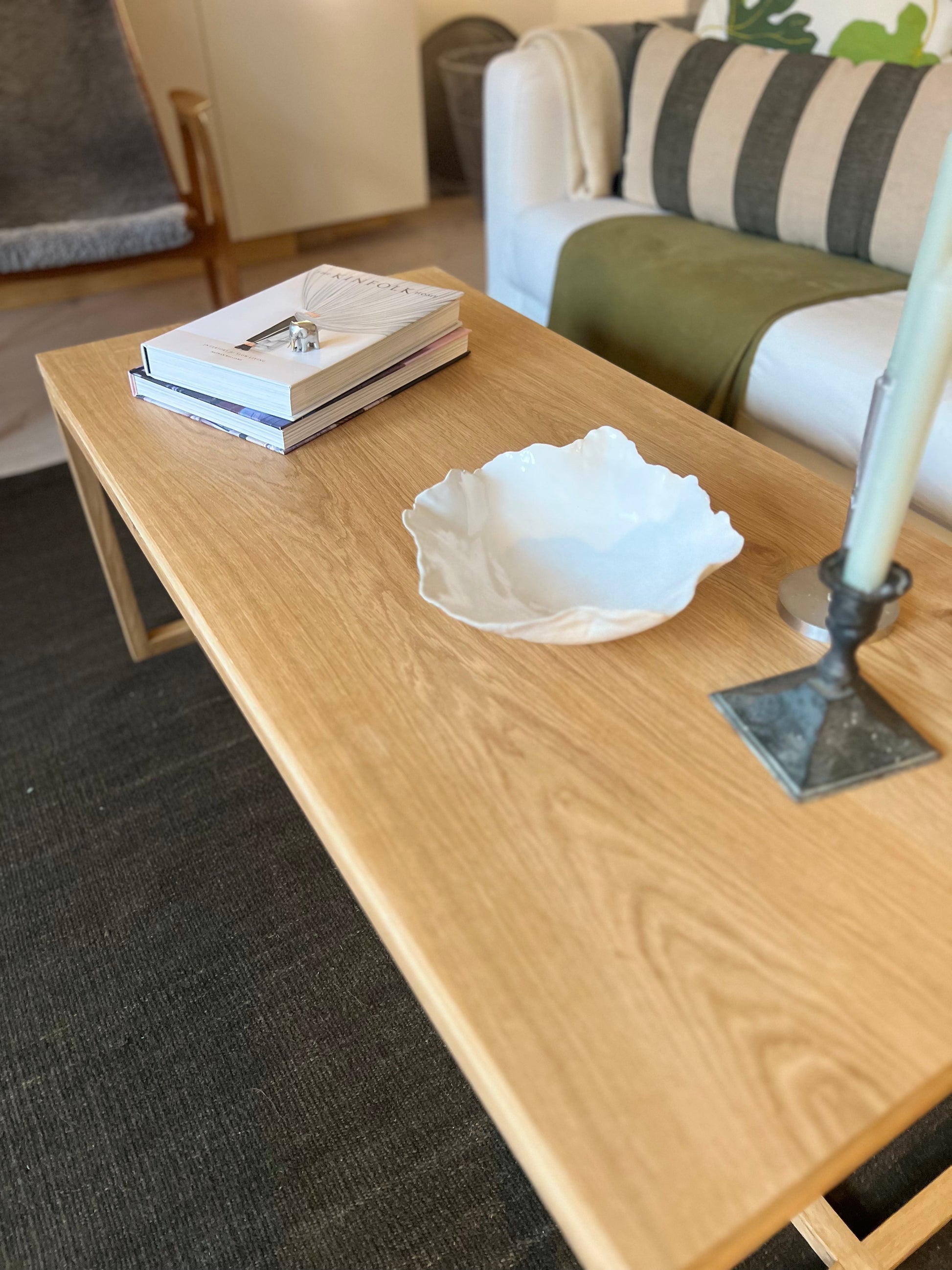 Soffbord Ekholm i massiv ek placerat i vardagsrumsmiljö, visar hur bordets naturliga material skapar en harmonisk helhet.