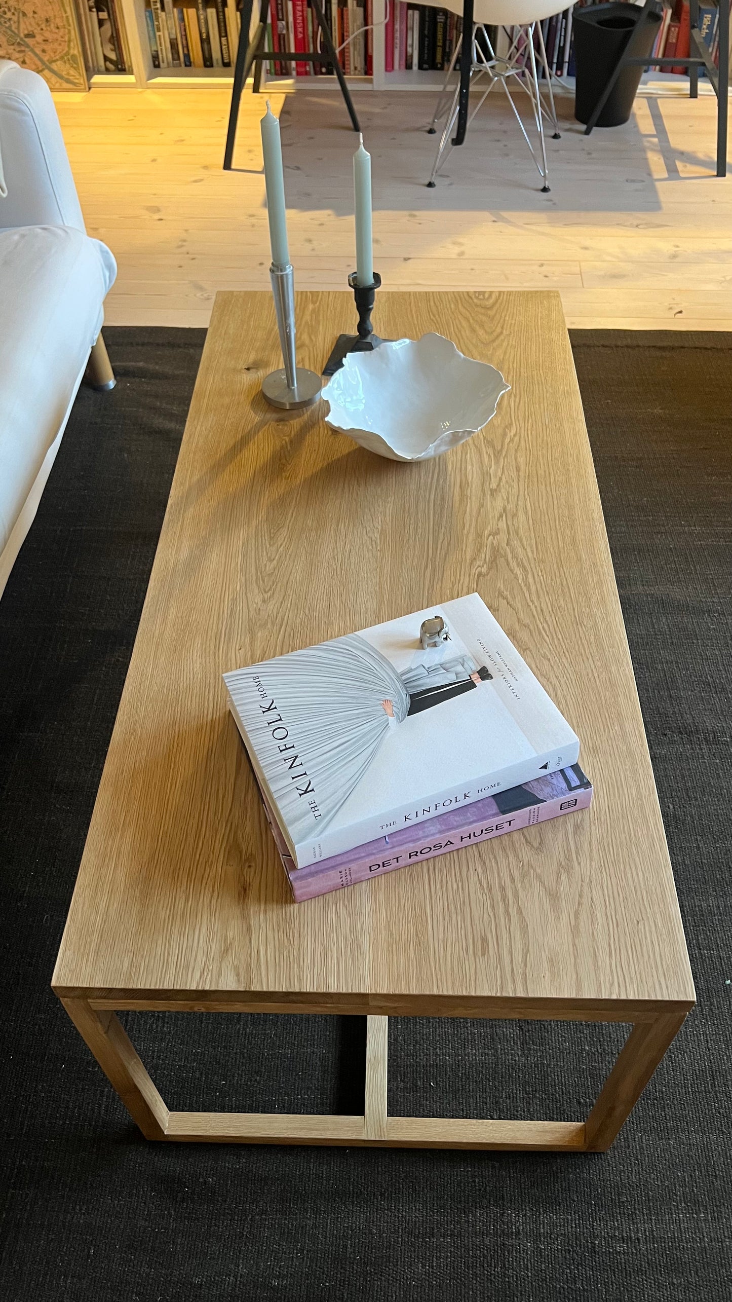 Närbild på bordsskivan av soffbordet Ekholm i massiv ek, framhäver träets naturliga ådring och omsorgsfulla finish.