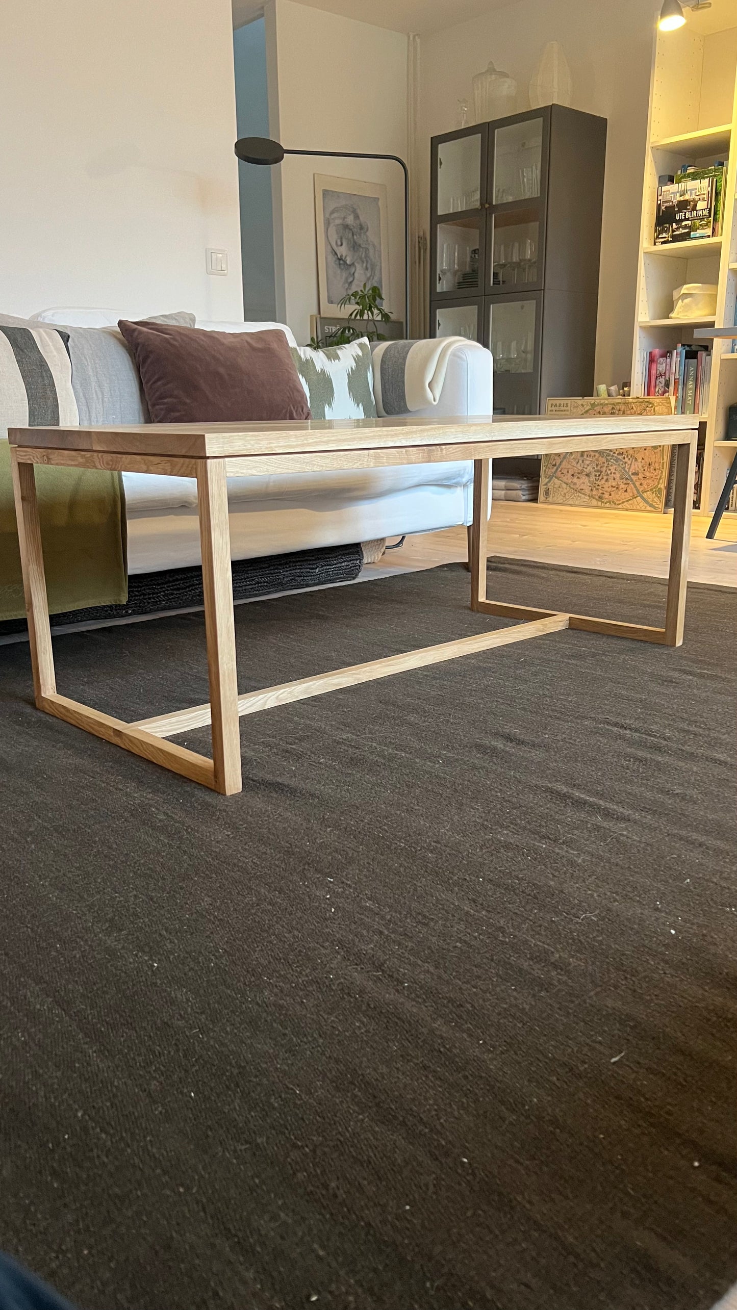 Soffbord Ekholm i massiv ek fotograferat snett från lite avstånd, visar bordets helhetsform, proportioner och den naturliga trästrukturen.