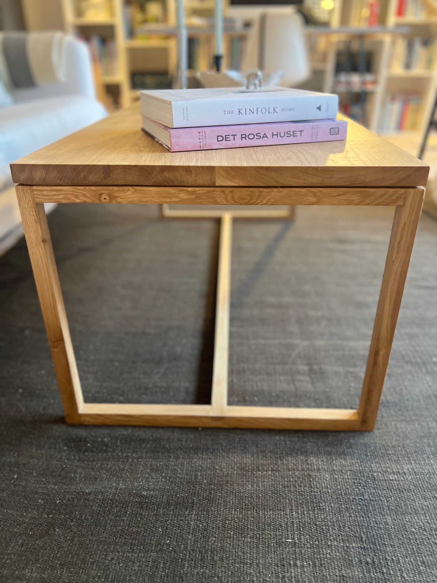 Soffbord Ekholm i massiv ek, fotograferat snett från sidan, visar bordets proportioner och gedigna hantverk.