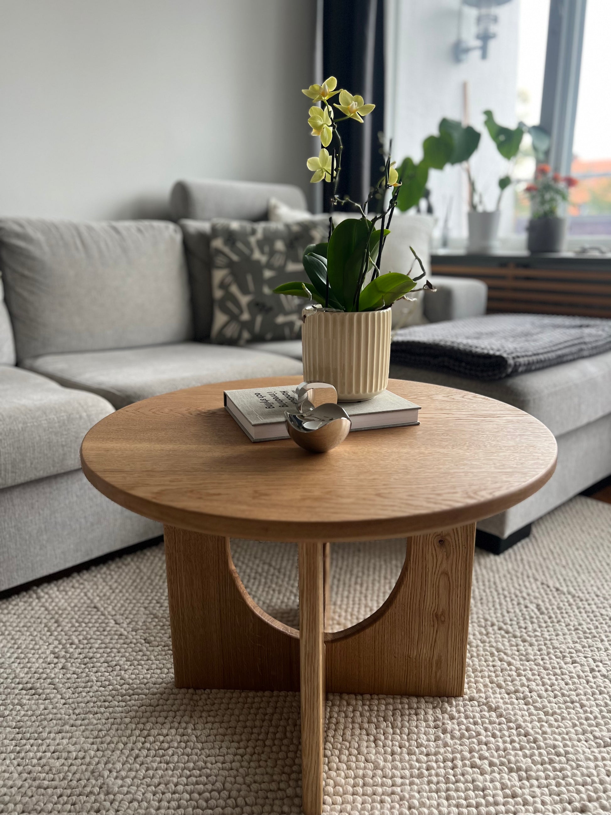 Runt bord Helge i massiv ek, fotograferat framifrån, visar den eleganta designen och de stabila benen i ek.